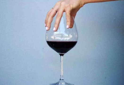 正确抓红酒杯的姿势