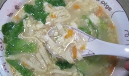 怎样做美味的金针菇胡萝卜蛋花汤？