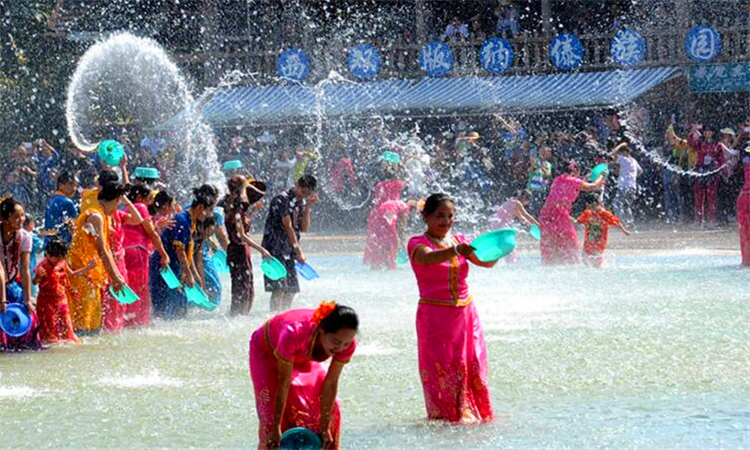 泼水节那天人们泼水所代表的意义是什么