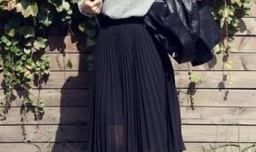 黑色百褶裙配什么上衣