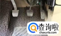 开车时脚怎么放