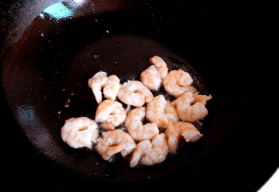 大蒜炒虾仁的家常做法